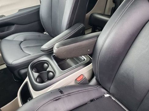Used 2024 Chrysler Pacifica Touring-L FWD image 18