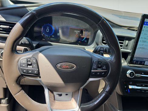 Used 2020 Ford Explorer Platinum w/ Premium Technology Package AWD/4WD image 11