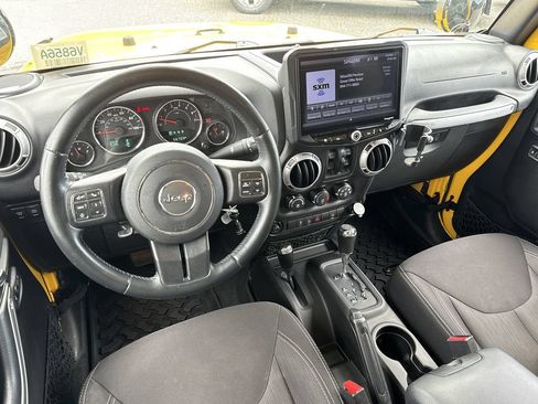 Used 2015 Jeep Wrangler Unlimited Rubicon w/ Connectivity Group AWD/4WD image 22