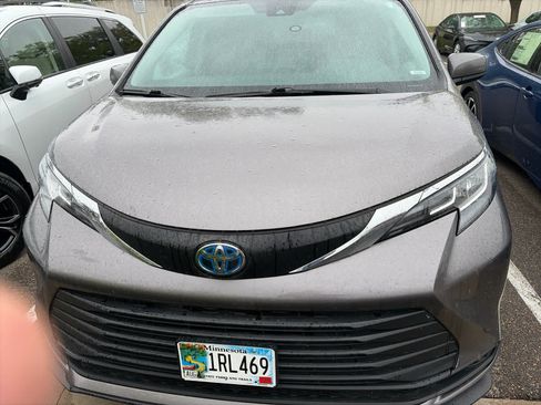 Certified 2021 Toyota Sienna LE AWD/4WD image 2