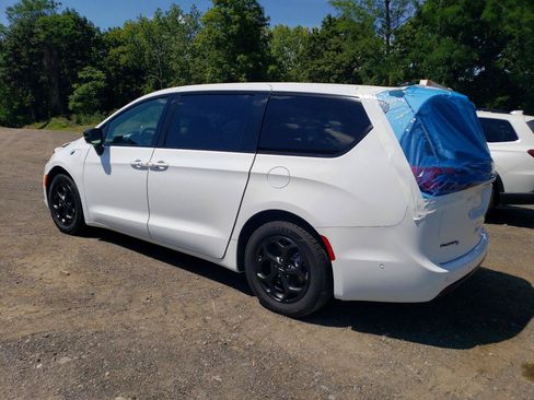 Used 2024 Chrysler Pacifica Limited FWD image 3
