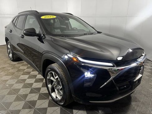 Used 2025 Chevrolet Trax LT image 6