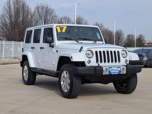 Used 2017 Jeep Wrangler Unlimited Sahara w/ Connectivity Group image 5