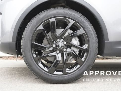 Used 2025 Land Rover Discovery S image 34