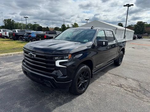 Used 2025 Chevrolet Silverado 1500 High Country w/ Midnight Edition AWD/4WD image 3