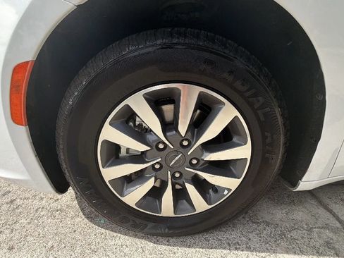 Used 2024 Chrysler Pacifica Limited FWD image 14