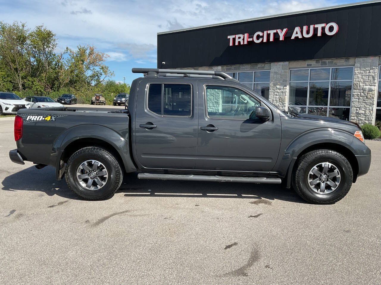 Used 2015 Nissan Frontier PRO-4X w/ Pro-4x Luxury Package AWD/4WD image 9