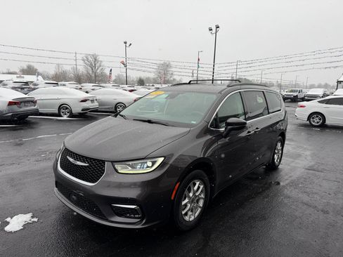 Used 2022 Chrysler Pacifica Touring-L image 9