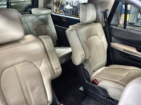 Used 2020 Ford Expedition Platinum AWD/4WD image 32