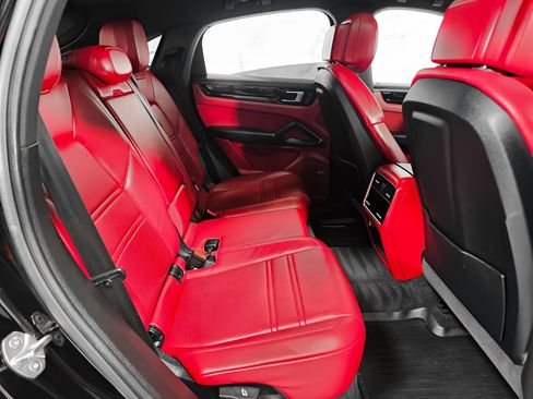 Used 2022 Porsche Cayenne Coupe image 3