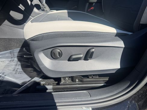 Used 2025 Volkswagen Taos SE image 23