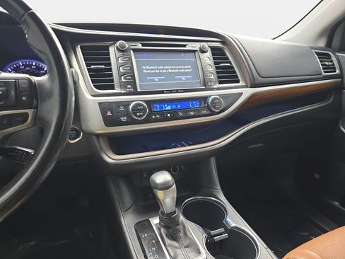 Used 2019 Toyota Highlander Limited FWD image 17