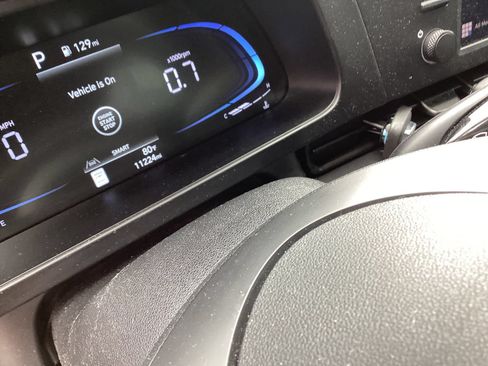 Certified 2025 Hyundai Elantra Sport FWD image 3