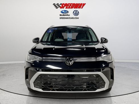 Certified 2025 Volkswagen Taos SEL image 2