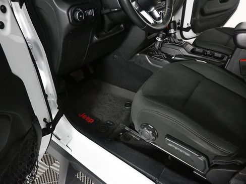 Used 2018 Jeep Wrangler Unlimited Sahara AWD/4WD image 7
