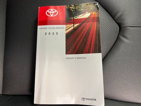 Used 2025 Toyota Grand Highlander FWD image 38
