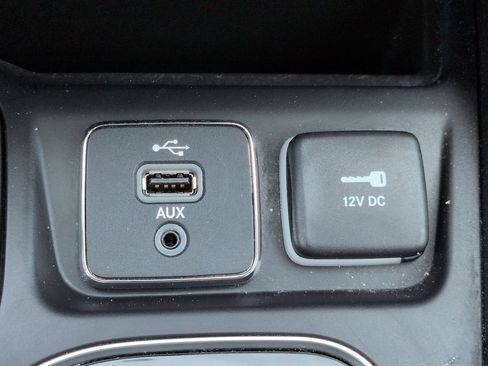 Used 2019 Jeep Cherokee Overland w/ Technology Group FWD image 23