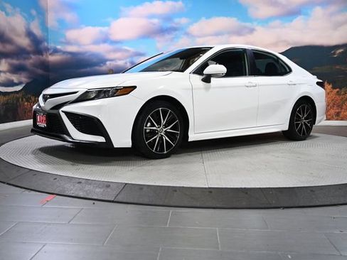 Used 2024 Toyota Camry SE image 4