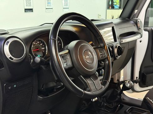 Used 2015 Jeep Wrangler Unlimited Rubicon AWD/4WD image 15