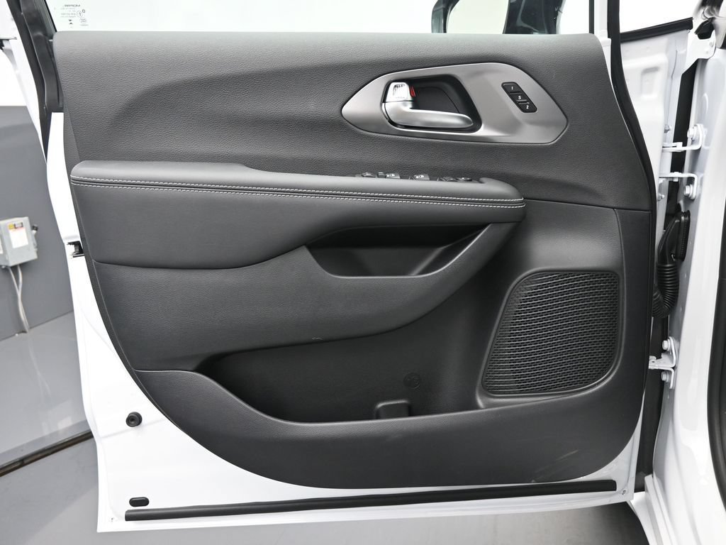 New 2026 Chrysler Pacifica Select FWD image 12