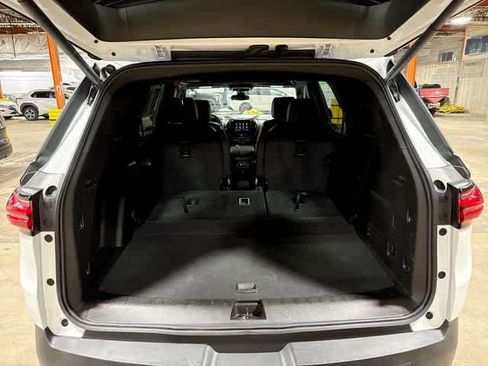 Used 2023 Chevrolet Traverse LT FWD image 11