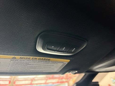 Used 2025 Chrysler Pacifica Select FWD image 44