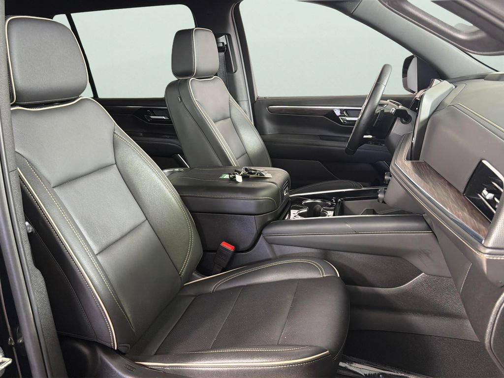 Used 2026 Chevrolet Suburban Premier AWD/4WD image 37
