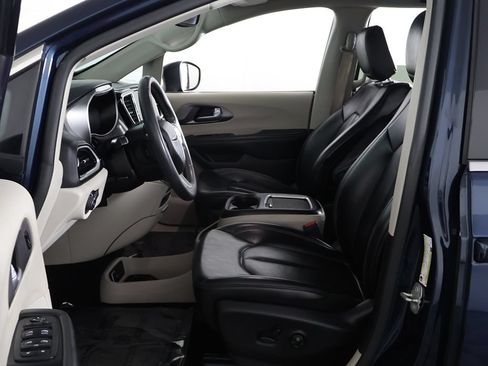 Used 2023 Chrysler Pacifica Touring-L FWD image 23