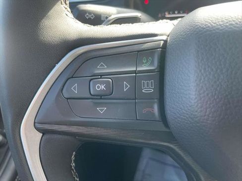 Certified 2025 Jeep Grand Cherokee Altitude AWD/4WD image 30
