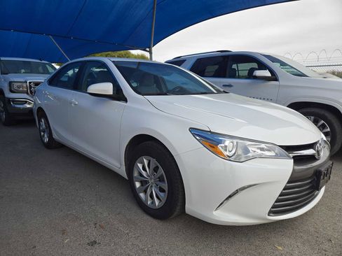 Used 2016 Toyota Camry LE image 2