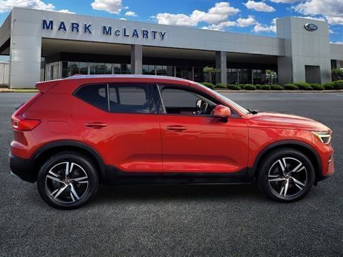 Used 2023 Volvo XC40 B5 Core image 3