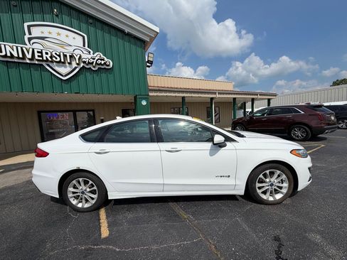 Used 2019 Ford Fusion SE FWD image 2