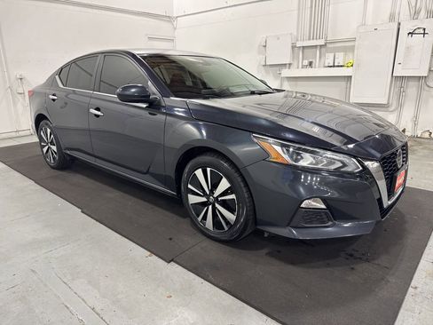 Used 2021 Nissan Altima 2.5 SV image 1