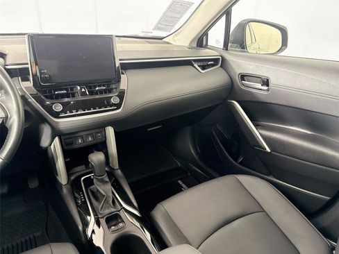 Certified 2025 Toyota Corolla Cross XLE FWD image 30