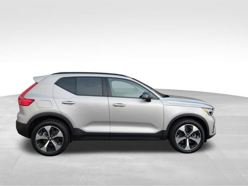 Used 2024 Volvo XC40 B5 Plus image 2