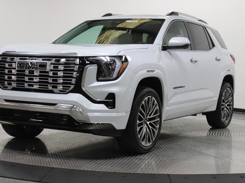 New 2026 GMC Terrain Denali w/ LPO, Black Badging Package image 5