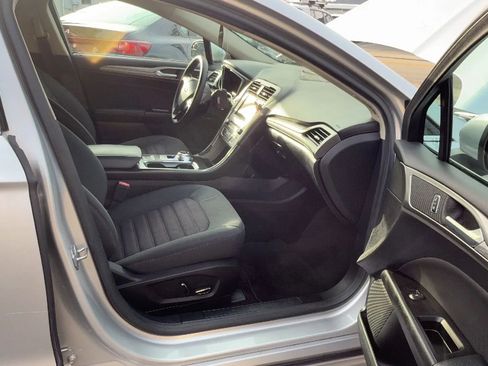 Used 2017 Ford Fusion SE w/ Fusion SE Technology Package image 25