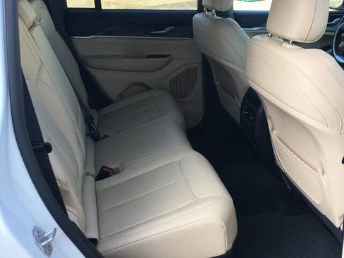 Used 2023 Jeep Grand Cherokee Limited image 27