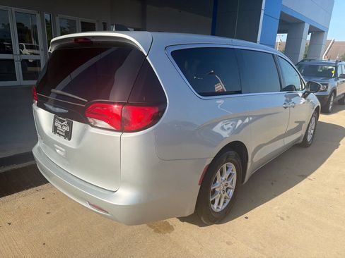 Used 2023 Chrysler Voyager LX FWD image 7