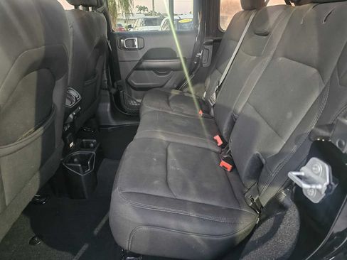 Used 2018 Jeep Wrangler Unlimited Sahara AWD/4WD image 9