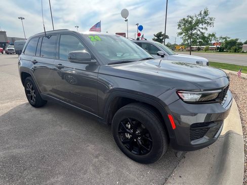 Used 2024 Jeep Grand Cherokee Altitude AWD/4WD image 8