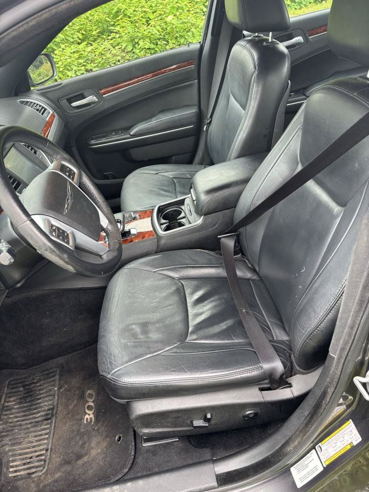 Used 2014 Chrysler 300 RWD image 17