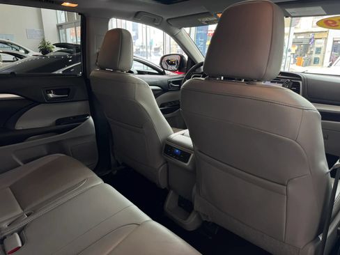 Used 2019 Toyota Highlander XLE AWD/4WD image 30