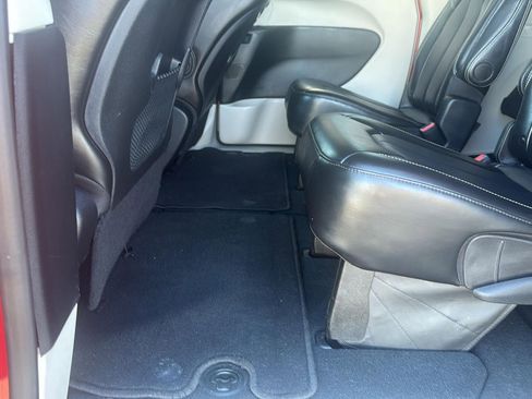 Used 2024 Chrysler Pacifica Touring-L image 17