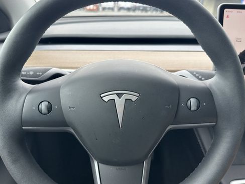Used 2024 Tesla Model Y 2WD image 19