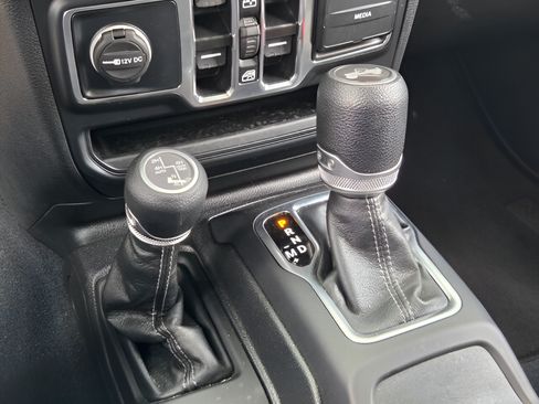 Used 2024 Jeep Wrangler Unlimited Sahara AWD/4WD image 21