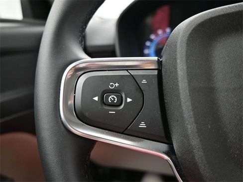 Used 2023 Volvo XC40 B5 Plus image 24