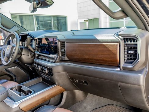 Used 2024 Chevrolet Silverado 3500 High Country w/ Technology Package image 17