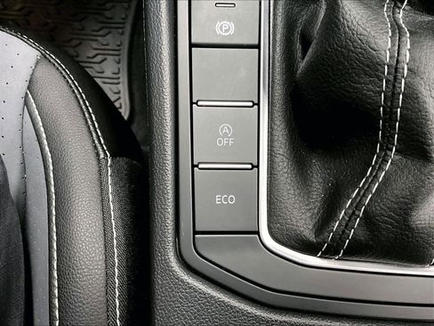 Used 2025 Volkswagen Jetta SE w/ Sunroof Package image 34