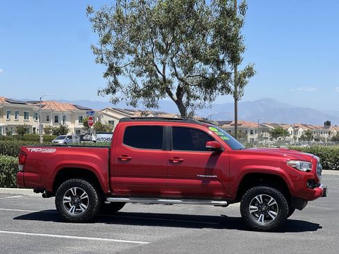 Used 2017 Toyota Tacoma TRD Sport AWD/4WD image 12